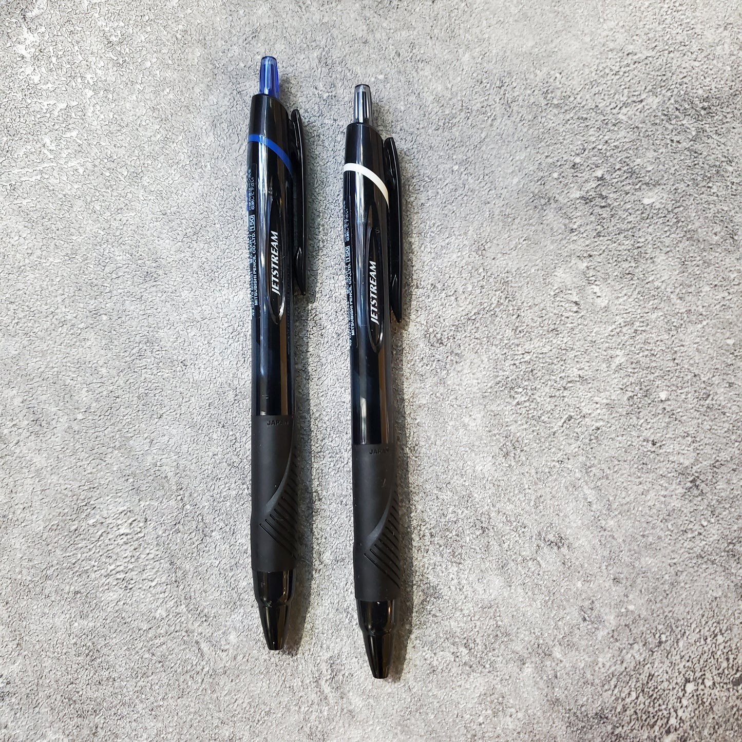 Mitsubishi Uni-ball JETSTREAM ballpoint pen 0.7mm