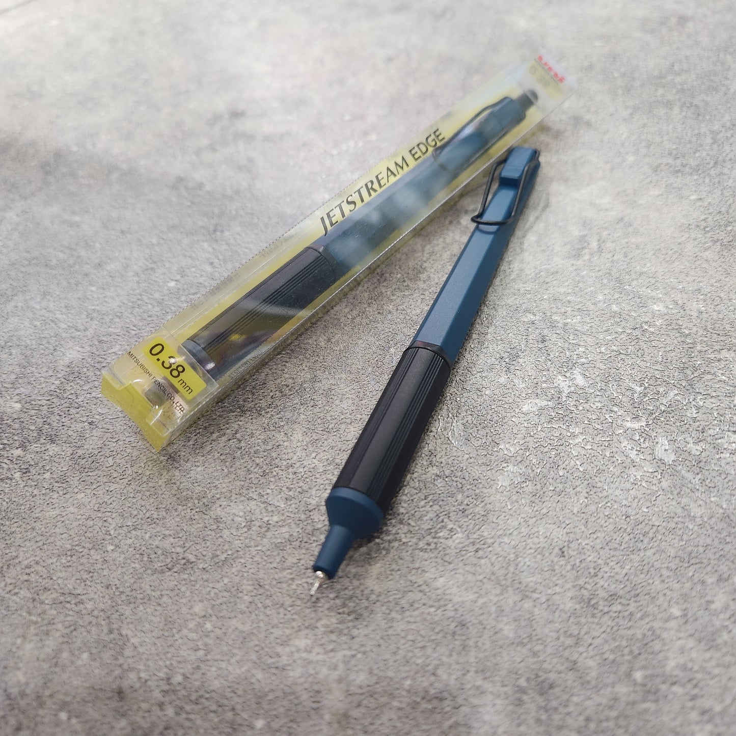 【Made in Japan】Mitsubishi JETSTREAM EDGE 0.38mm Super Fine Oily Black Ink Ball Pen